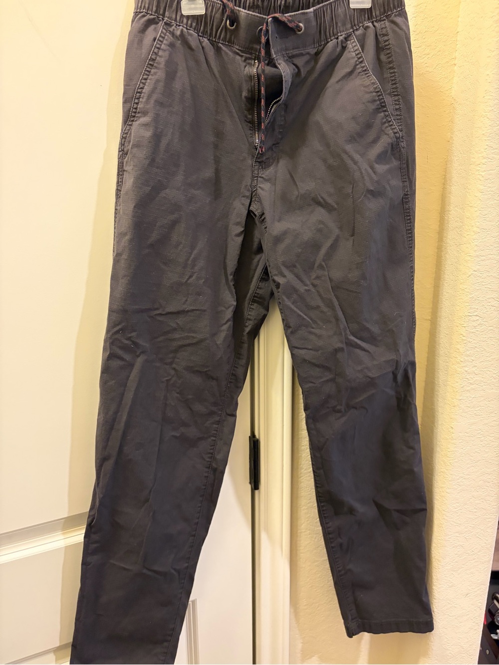 Eddie Bauer Men's Drawstring Chinos in Charcoal